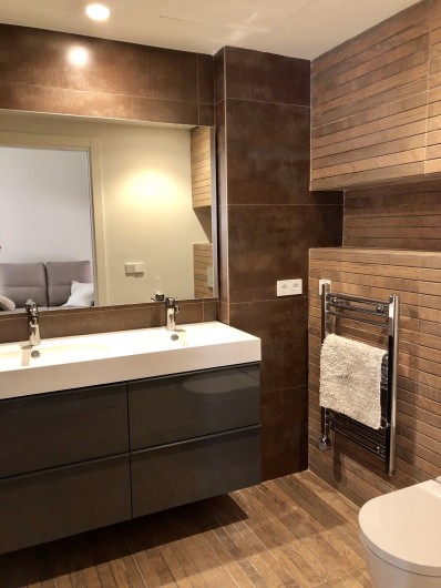 Location de vacances - Appartement à Urbanización Cabopino - Salle de bains lavabo double, radiateur chauffant et meuble de rangement
