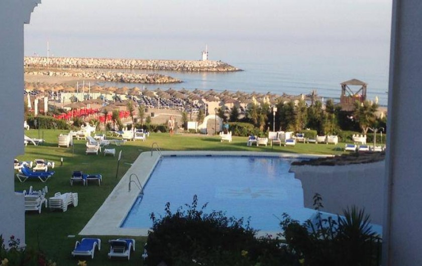 Location de vacances - Appartement à Urbanización Cabopino - Vue de la spacieuse terrasse : notre piscine semi-olympique et la mer !