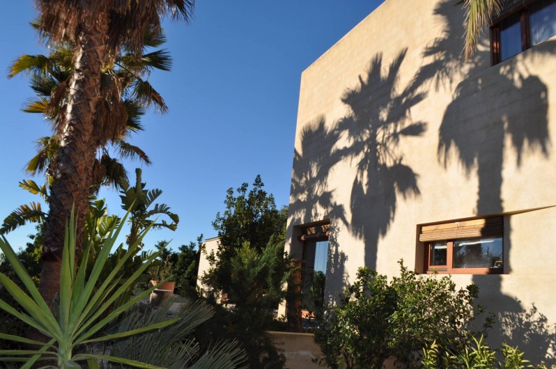 Location de vacances - Villa à Busot - Maison cubique dans un jardin méditéranéen