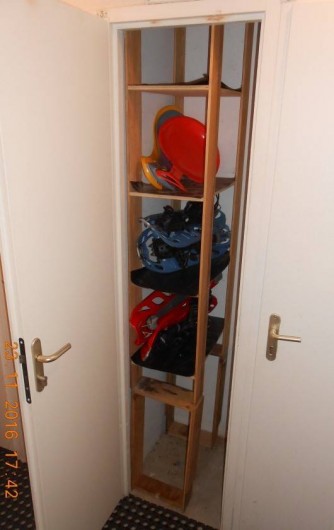 Location de vacances - Appartement à Villard-sur-Doron - Le casier à skis avec les raquettes.