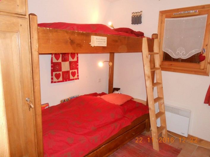 Location de vacances - Appartement à Villard-sur-Doron - Lits superposés et en dessous, le lit tiroir