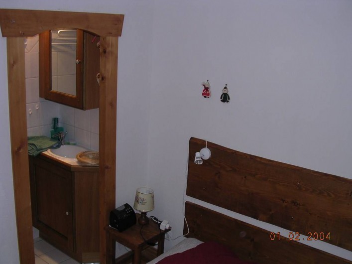 Location de vacances - Appartement à Villard-sur-Doron - De la chambre, on aperçoit l'entrée de la douche