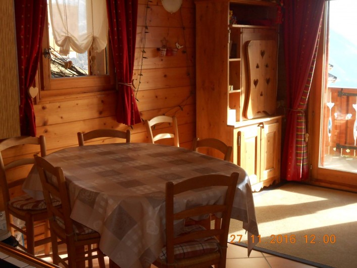 Location de vacances - Appartement à Villard-sur-Doron - La télévision est dans l'armoire de berger