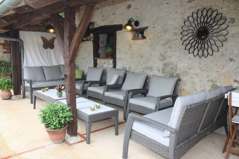 Location de vacances - Gîte à Saint-Aubin - Terrasse couverte avec sont salon, clame, et détente.