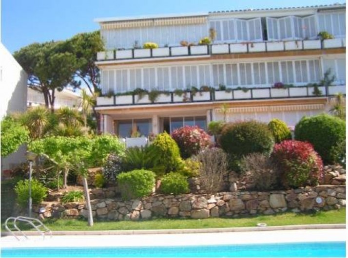 Location de vacances - Appartement à Platja d'Aro - Façade Sud avec terrasse