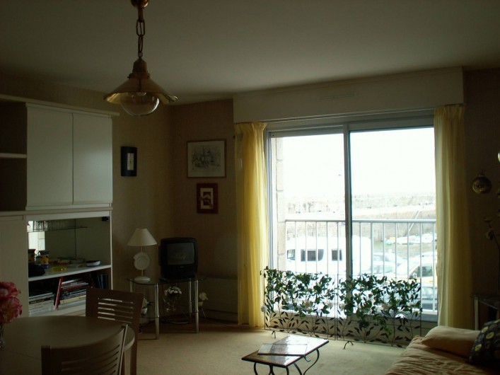 Location de vacances - Appartement à Binic - coin salon , coin tv  vue sur le port