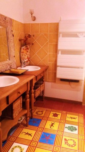Location de vacances - Maison - Villa à Cheval-Blanc - salle de bains avec baignoire, double vasque et wc séparé