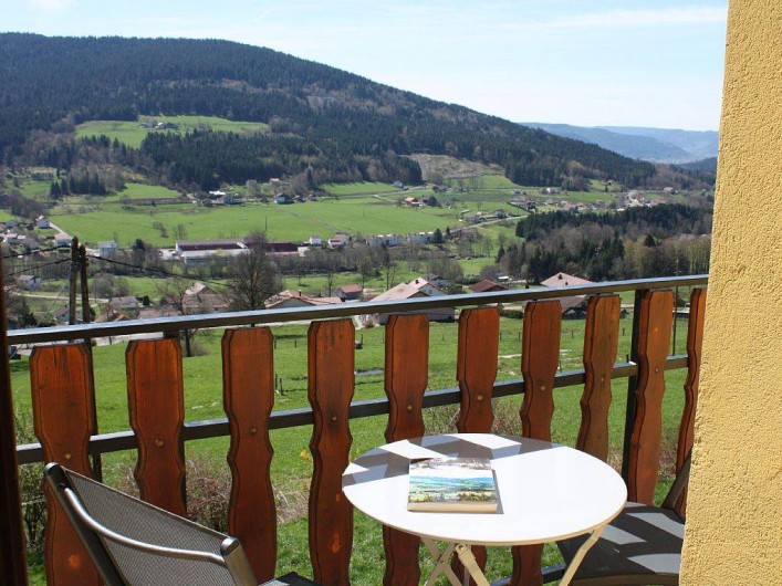 Location de vacances - Gîte à Cleurie - Vue panoramique du balcon sur les villages et toute la vallée de Gérardmer.
