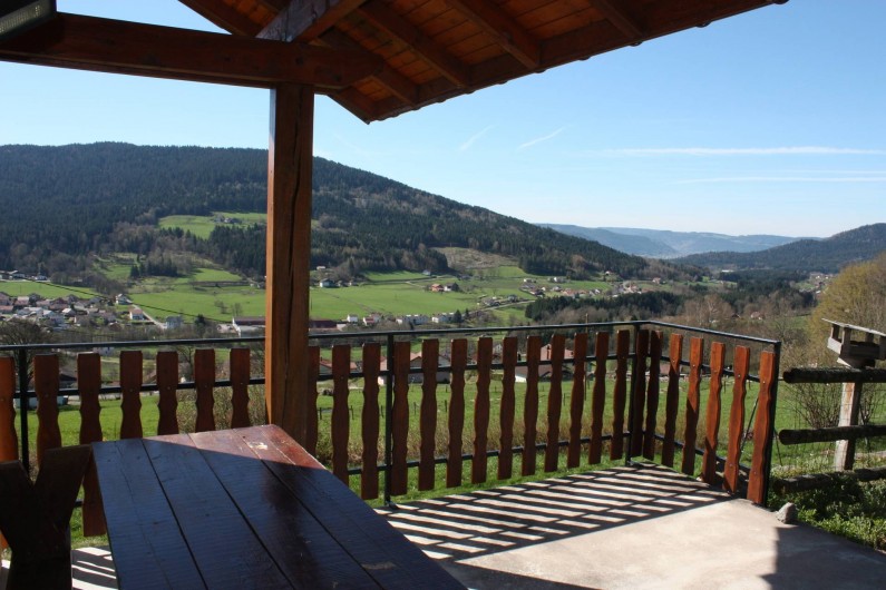 Location de vacances - Gîte à Cleurie - Terrasse abrité expose plein sud avec vue sur vallée de Gérardmer Remiremont 