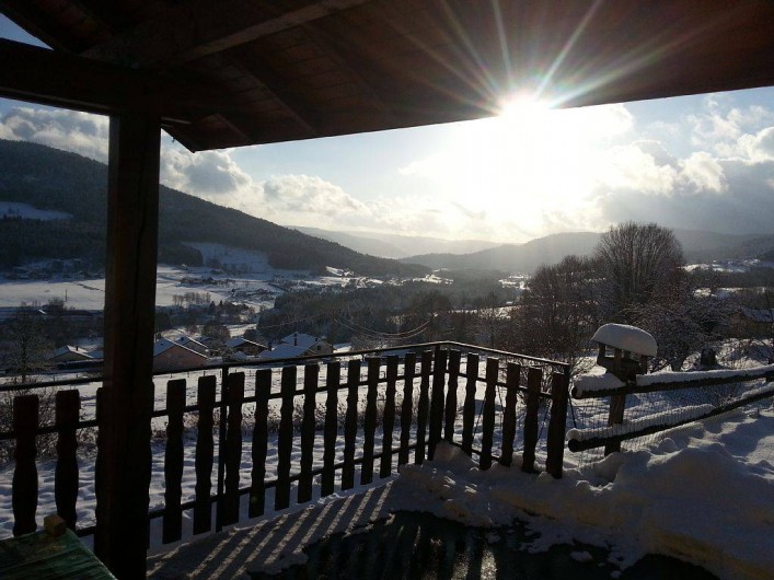 Location de vacances - Gîte à Cleurie - Vue en hiver depuis la terrasse abrité, exposé plein sud.