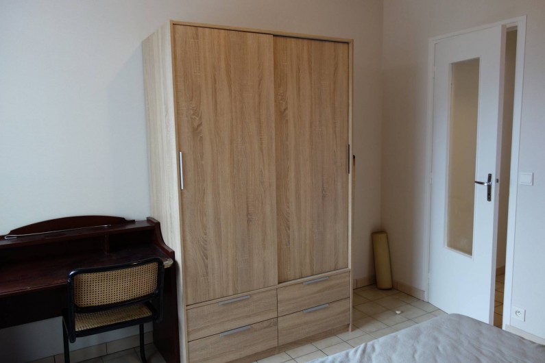 Location de vacances - Appartement à Cancale - chambre avec armoire et bureau