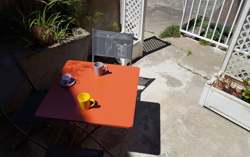 Location de vacances - Appartement à Cancale - cour avec salon de jardin