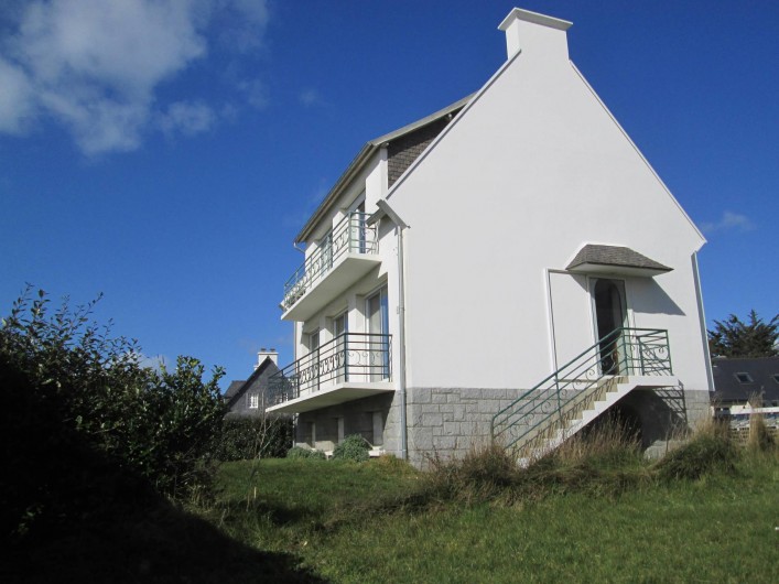 Location de vacances - Villa à Trébeurden - pignon sud est, façade sud ouest.