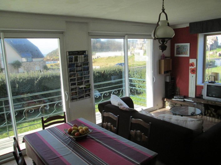 Location de vacances - Villa à Trébeurden - salle et salon, très lumineux.