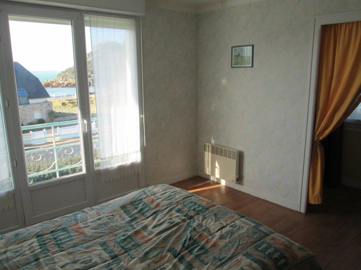 Location de vacances - Villa à Trébeurden - chaque chambre dispose d'un radiateur électrique, trois ont un coin lavabo.
