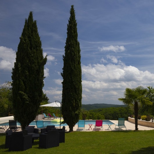 Location de vacances - Chambre d'hôtes à Simeyrols - Piscine avec vue sur la vallée
