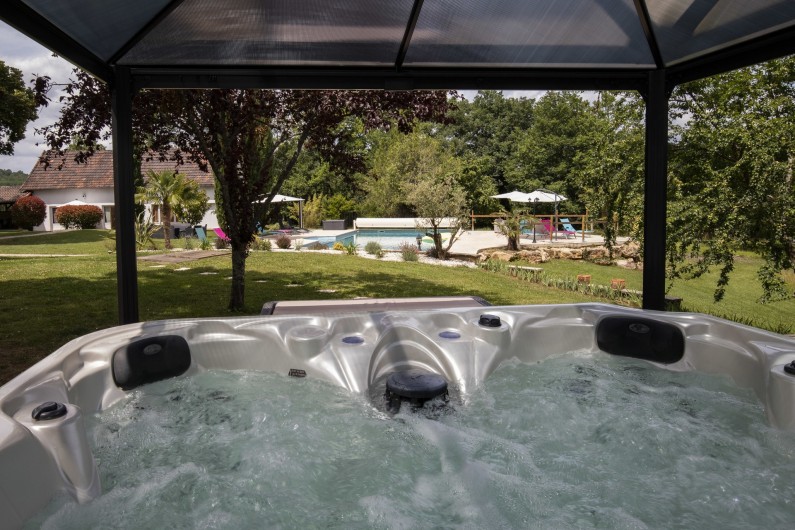 Location de vacances - Chambre d'hôtes à Simeyrols - Jacuzzi avec vue sur la piscine