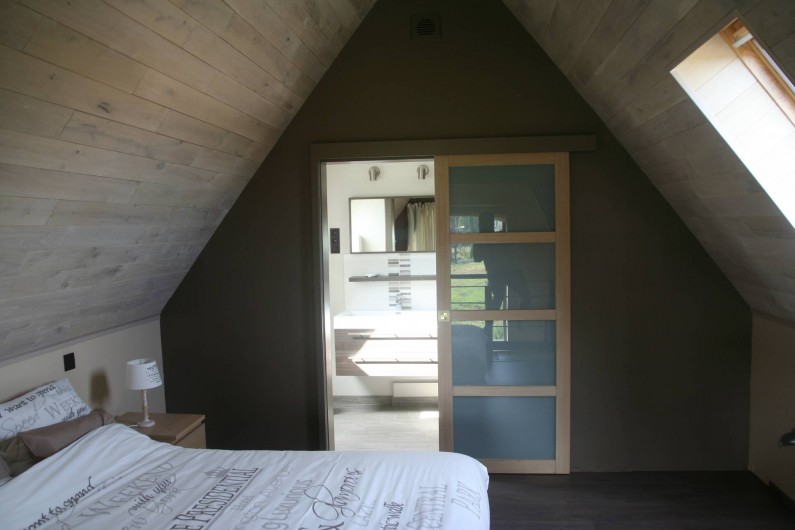 Location de vacances - Gîte à Wodecq - Accès à la salle de bain et à la toilette depuis la chambre.