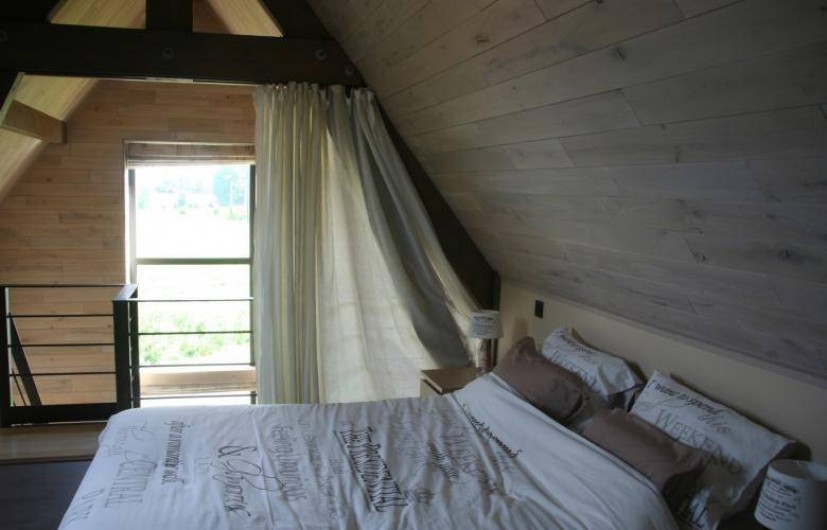 Location de vacances - Gîte à Wodecq - Chambre à coucher  (16 m²) avec mezzanine et vue magnifique sur les collines.