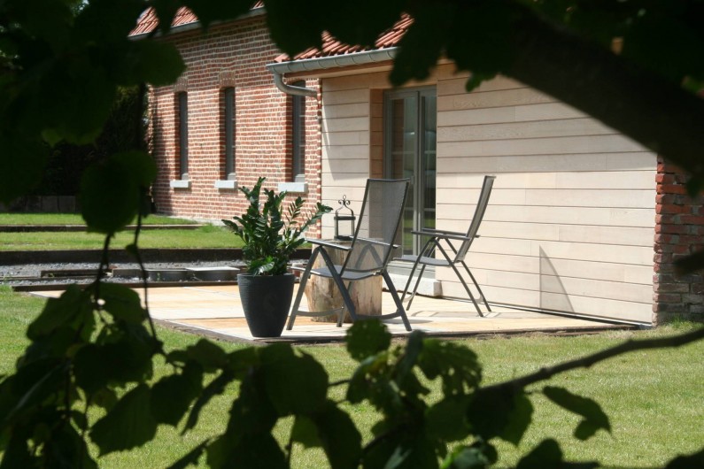 Location de vacances - Gîte à Wodecq - Terrasse en bois (24 m²) avec  mobilier de jardin. Orientée plein sud.