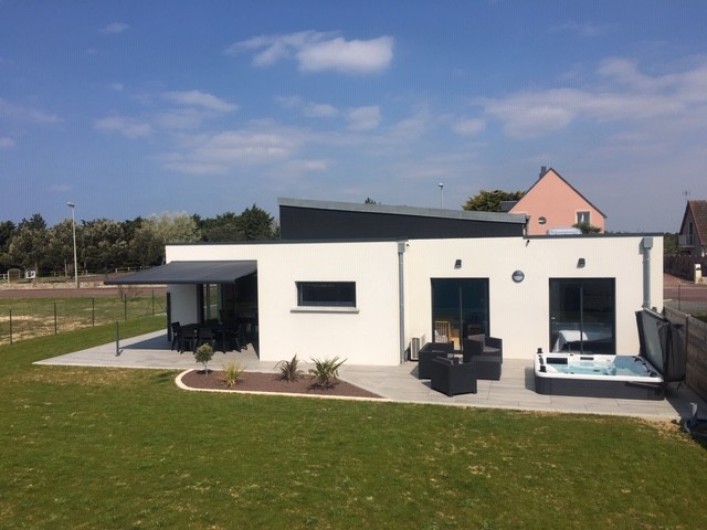 Location de vacances - Villa à Créances - La villa et sa terrasse (terrasse de 65m2, jacuzzi privé, 2 salons de jardin)