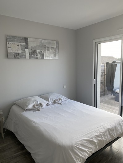 Location de vacances - Villa à Créances - La chambre 1 avec lit 140x190cm avec baie vitrée (accès jacuzzi et jardin)