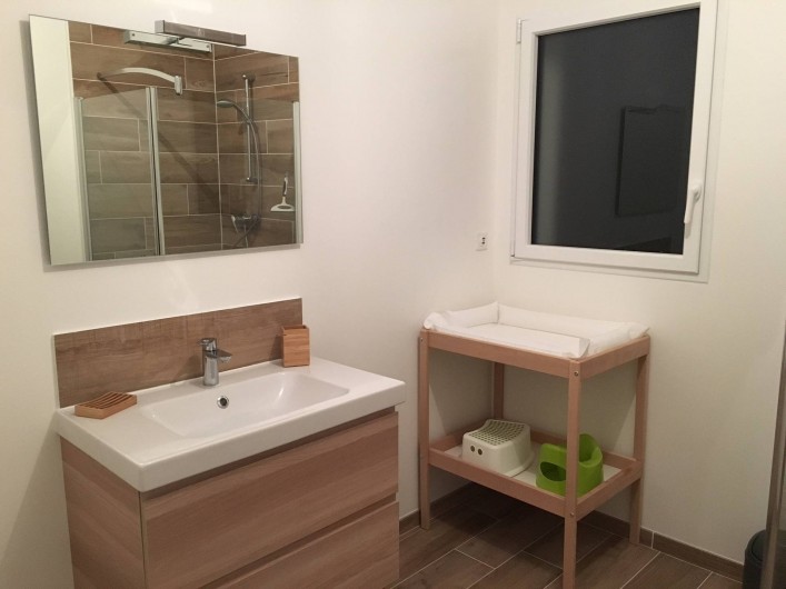 Location de vacances - Villa à Créances - La salle de bain et la table à langer