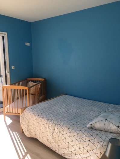 Location de vacances - Villa à Créances - La chambre 2 avec lit 140x190cm avec baie vitrée (accès jacuzzi et jardin)