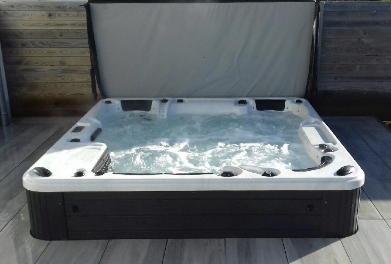 Location de vacances - Villa à Créances - Jacuzzi-spa entièrement privatif 7 places chauffé à 38 degrés