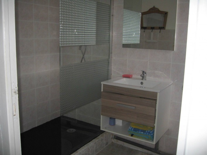 Location de vacances - Gîte à Isle-sur-Marne - salle de bains avec douche et wc