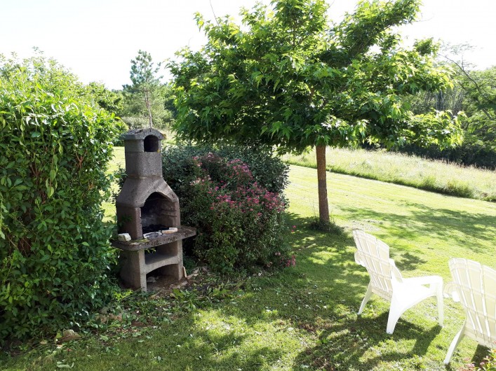Location de vacances - Gîte à Salviac - Barbecue proche de la terrasse de la maison