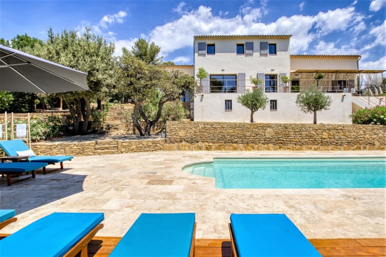 Location de vacances - Villa à Le Beausset - Vue de face de la villa surplombant la campagne provençale