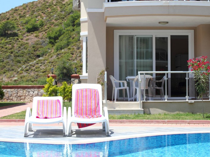 Location de vacances - Appartement à Fethiye - Vue de l'apartment avec piscine juste devant