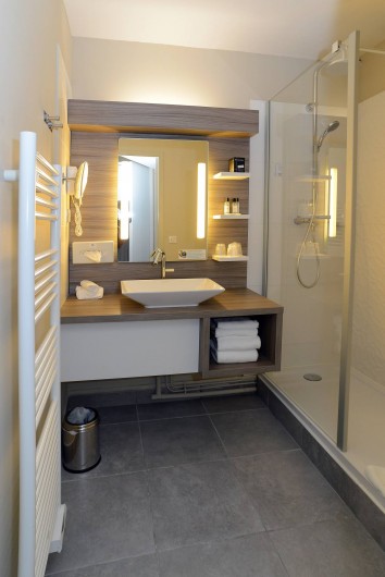 Location de vacances - Hôtel - Auberge à Thiers - Salle de bain équipée de douche à l'italienne.