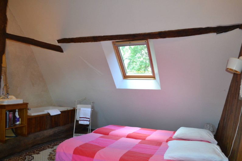 Location de vacances - Gîte à La Baconnière - Chambre 1er étage avec salle de bains (baignoire)