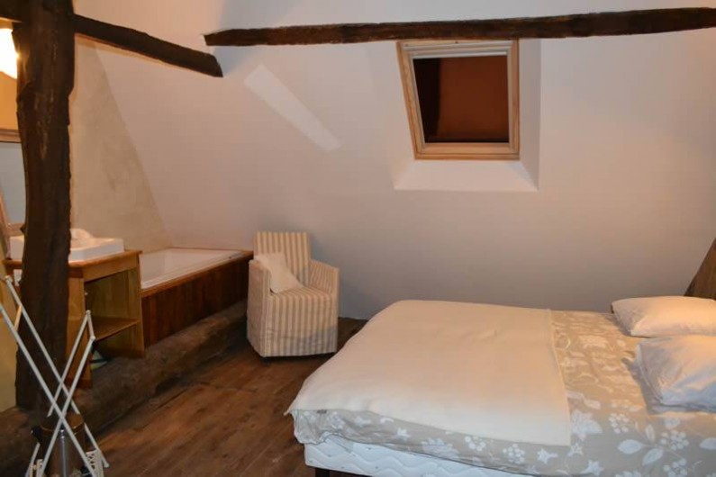 Location de vacances - Gîte à La Baconnière - Chambre 1er étage avec salle de bains (baignoire)