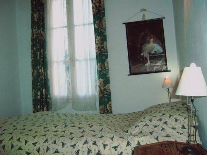 Location de vacances - Maison - Villa à Montferrat - chambre avec lit pour 2 personnes et vue sur la campagne environnante