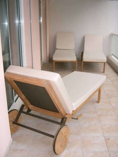 Location de vacances - Appartement à Cannes - Terrasse arrière avec chaises longues, donnant sur le jardin paisible