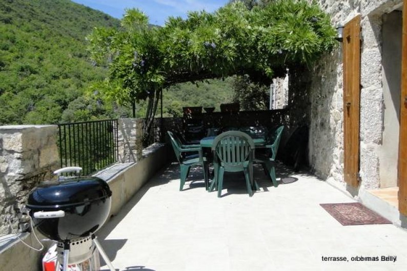 Location de vacances - Gîte à Notre-Dame-de-la-Rouvière - Terrasse, soleil et ombre
