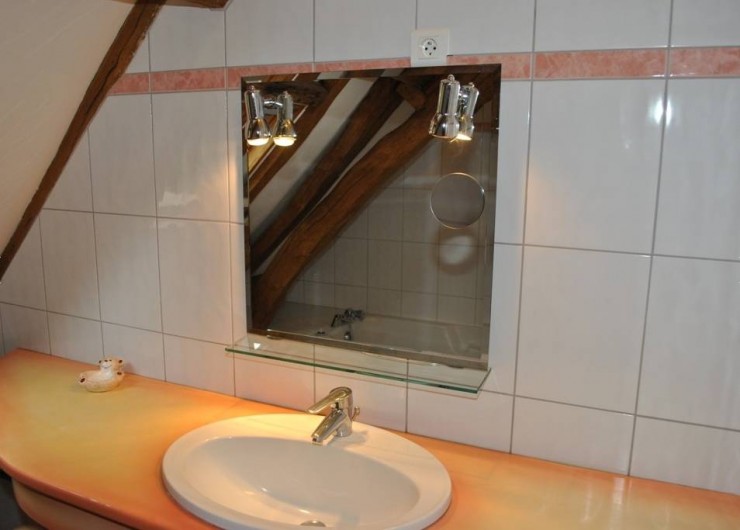Location de vacances - Gîte à Paulmy - Salle de bain à l'étage
