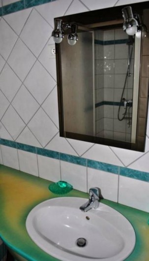 Location de vacances - Gîte à Paulmy - Salle d'eau au rez de chaussée