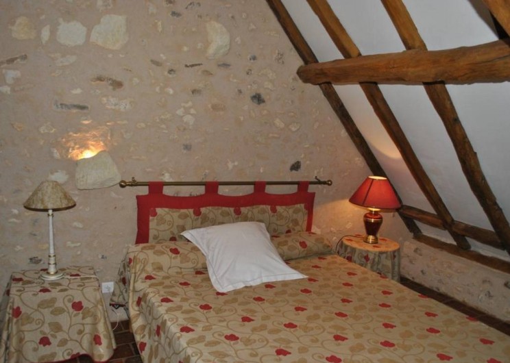 Location de vacances - Gîte à Paulmy - A l'étage , grande chambre avec lit 160 cm de large, fenêtre sur jardin