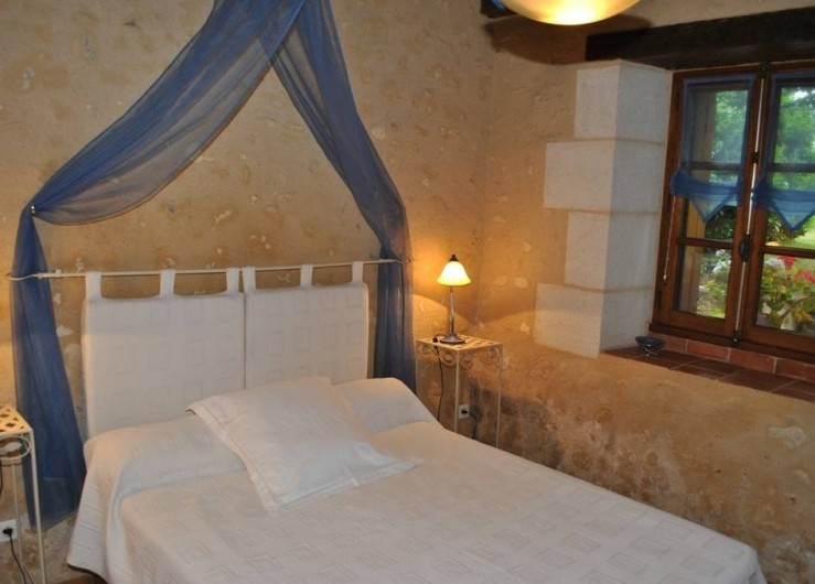 Location de vacances - Gîte à Paulmy - Rez de chaussée, chambre avec lit de 140cm , vue sur jardin et terrasse