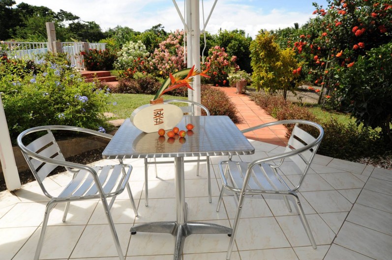 Location de vacances - Bungalow - Mobilhome à Le François - la terrasse et l'environnement d'une des villas.