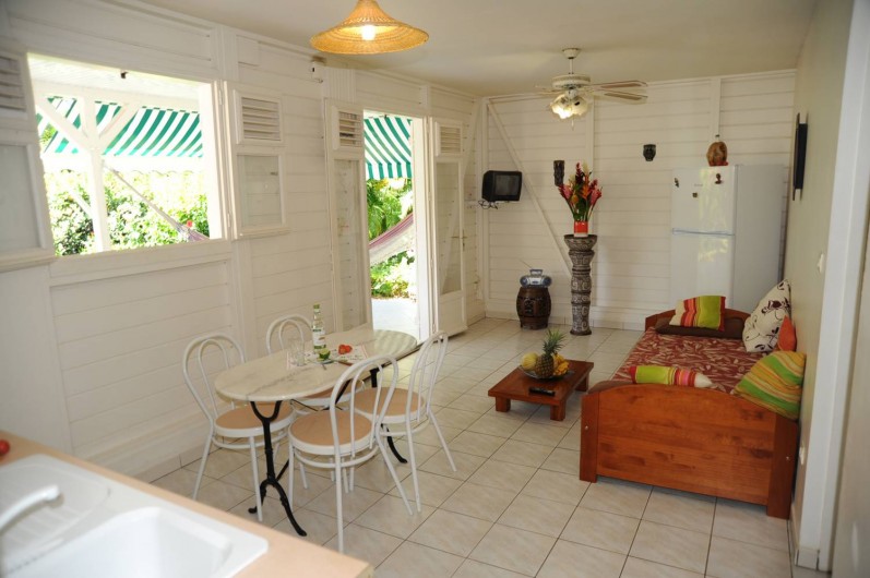 Location de vacances - Bungalow - Mobilhome à Le François - Le séjour  d'un des bungalows.