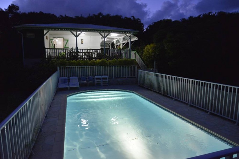 Location de vacances - Bungalow - Mobilhome à Le François - Piscine et terrasse d'une de nos villas de nuit.