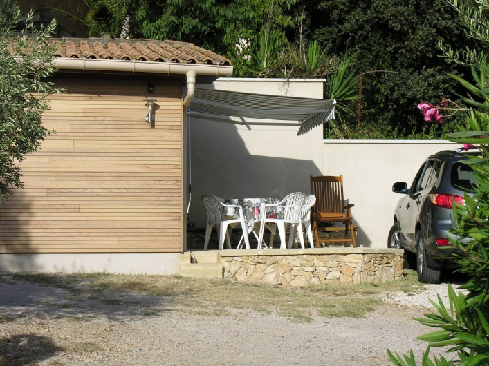 Location de vacances - Chalet à Vergèze - terrasse 12m2 sud/ouest, table+ mobilier de jardin, emplacement voiture