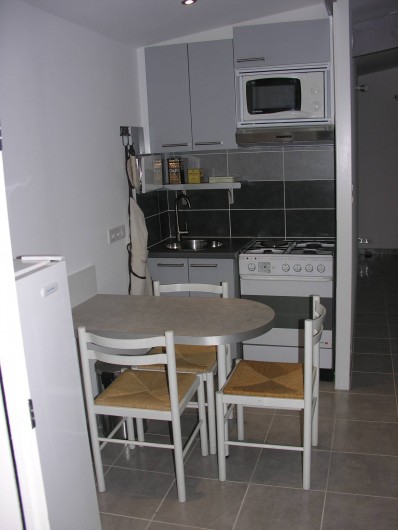 Location de vacances - Chalet à Vergèze - cuisine+réfrigérateur,espace repas,évier, cuisson+ micro-onde au dessus