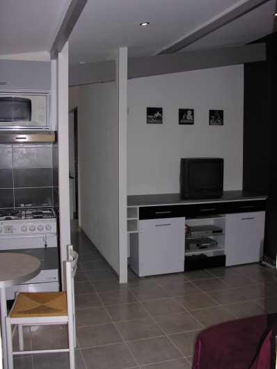 Location de vacances - Chalet à Vergèze - aperçu cuisine, couloir accés chambre et SDB, meuble rangement séjour