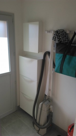 Location de vacances - Chalet à Vergèze - dégagement, avec porte+volet ext, range chaussures aspirateur, portes manteaux